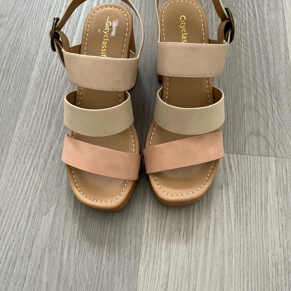 Cityclassified Women's Tan and Cream Sandals